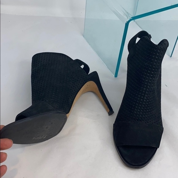 VINCE Sz 7.5 Black Perforated Suede Peep Toe Heels - Picture 10 of 12